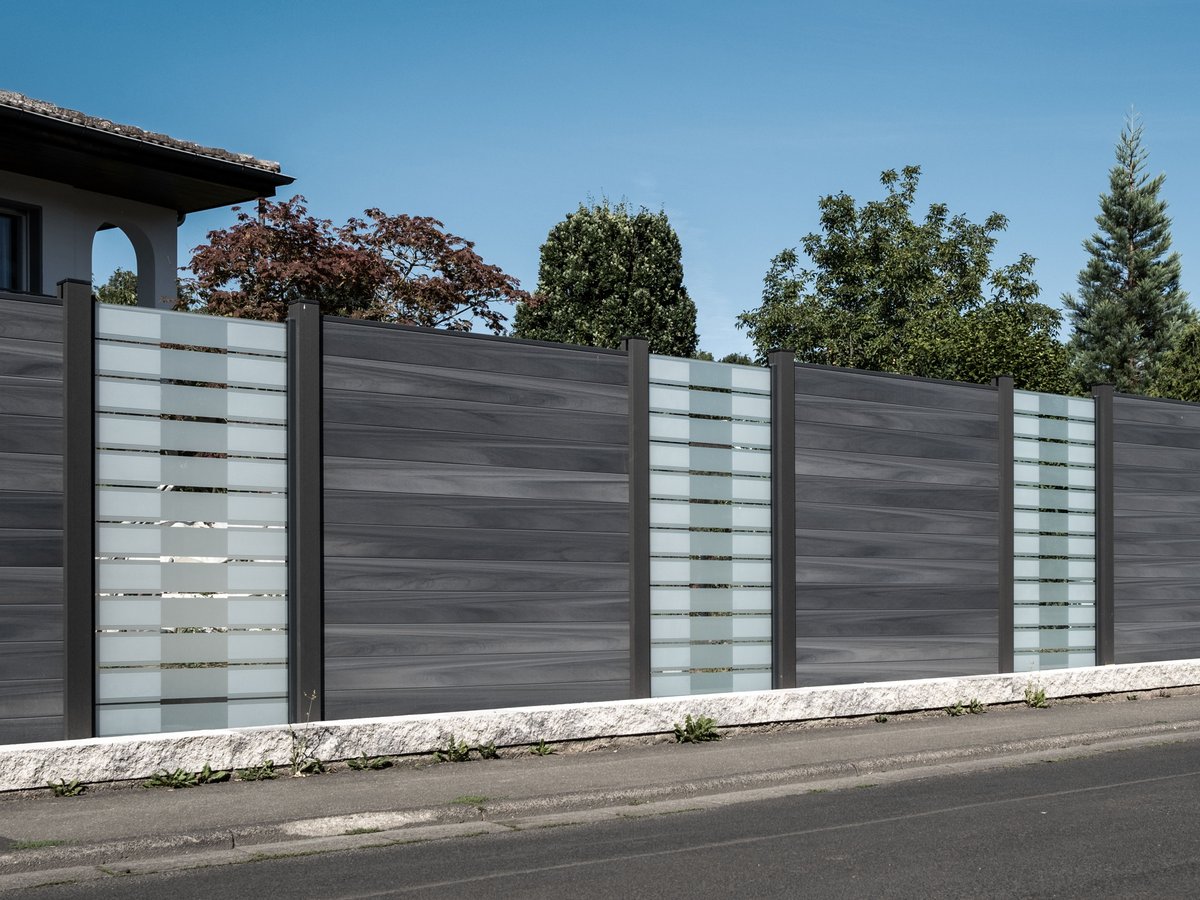 Wir #VITRAGO #Glasdesign aus #Paderborn bieten individuelle Lösungen #nachMaß Aktuell #WPC #Zaun #Gartenzaun passend kombiniert mit #Glasgestaltung #satiniert mit #Motiv #Sichtschutz nach Kundenwunsch Gerne realisieren wir Ihr #Design #Glas #Projekt Infos: vitrago-glasdesign.de