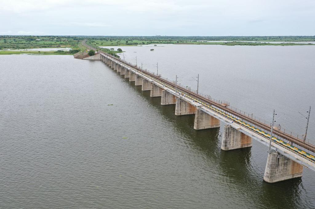 RailMinIndia's tweet photo. Embarking on a New Era: As the nation marks 75 Years of Independence, Indian Railways records a historic development with the doubling of entire Golden Quadrilateral Route.
#IndiaAt75 https://t.co/DuLdbcLxp8