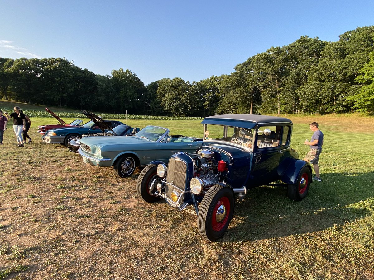 HopsOnTheHill's tweet photo. On Thursdays, we cruise! 🚘 Come show off your ride during Cruise Night from 4-8. Relax with a cold beer &amp; grab dinner from @cousinsmainelob 🚚🦞 See you soon! 🍻

All cars welcome. No B.Y.O.B. 

#HopsontheHill #CTcars #CTcarmeets #CTbeer #ClassicCars #GlastonburyCT https://t.co/btgORjMYyE