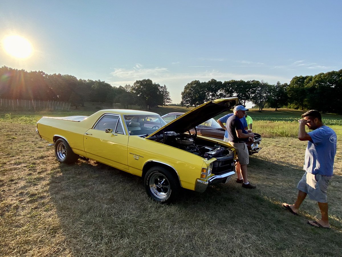 HopsOnTheHill's tweet photo. On Thursdays, we cruise! 🚘 Come show off your ride during Cruise Night from 4-8. Relax with a cold beer &amp; grab dinner from @cousinsmainelob 🚚🦞 See you soon! 🍻

All cars welcome. No B.Y.O.B. 

#HopsontheHill #CTcars #CTcarmeets #CTbeer #ClassicCars #GlastonburyCT https://t.co/btgORjMYyE