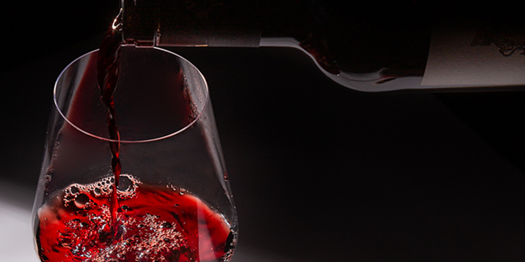 ¿Existe algo más relajante que servir una buena copa de vino y poder disfrutar de todos sus aromas? 🍇🍷  En el Día de la Relajación debemos celebrarlo como se debe 🍇🍷