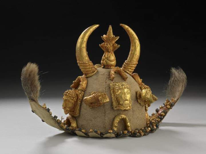 "Sika Ky3"- Personal headgear for the Asantehene. 

Last used by King Kofi Karikari and taken by the British in 1874. Housed at the British Museum in London.

📷: Museum of Asante History 

#AshantiHistory | #GhanaMuseums