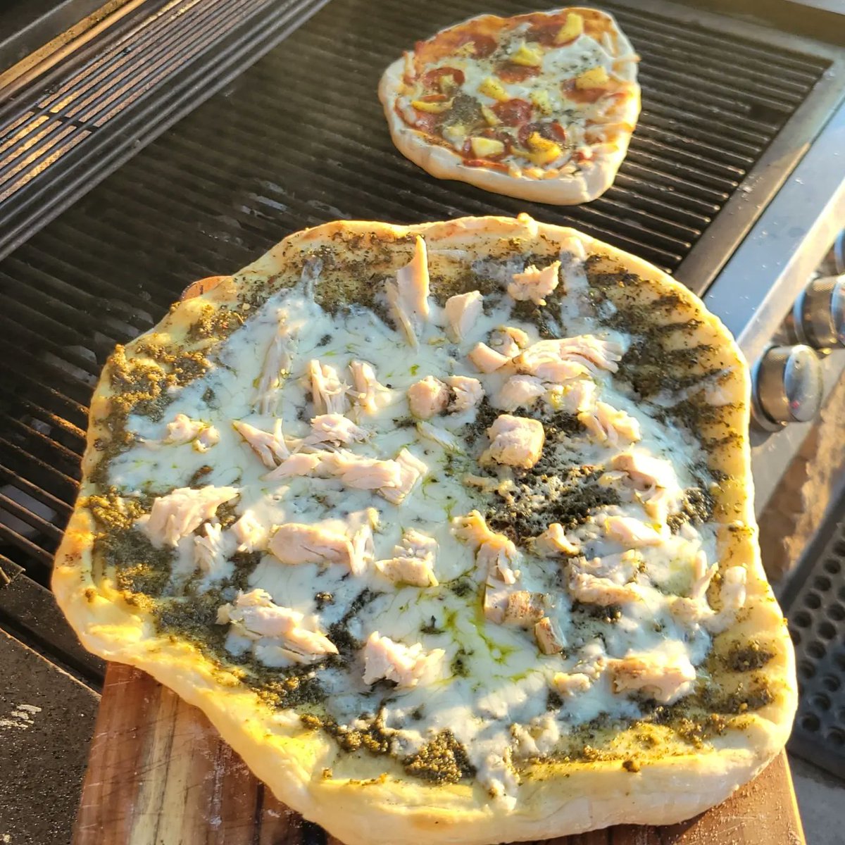 BbBroomfield's tweet photo. For this #BakeOfTheWeek we're boldly going where no dough has gone before - the grill!
Our Grilled Pizza ensures your crust is always fresh and crispy, never soggy! We've prepared it two ways: pesto, mozzerella, and chicken with balsamic glaze, and pepperoni with pineapple! https://t.co/8pmcxZ1oBh