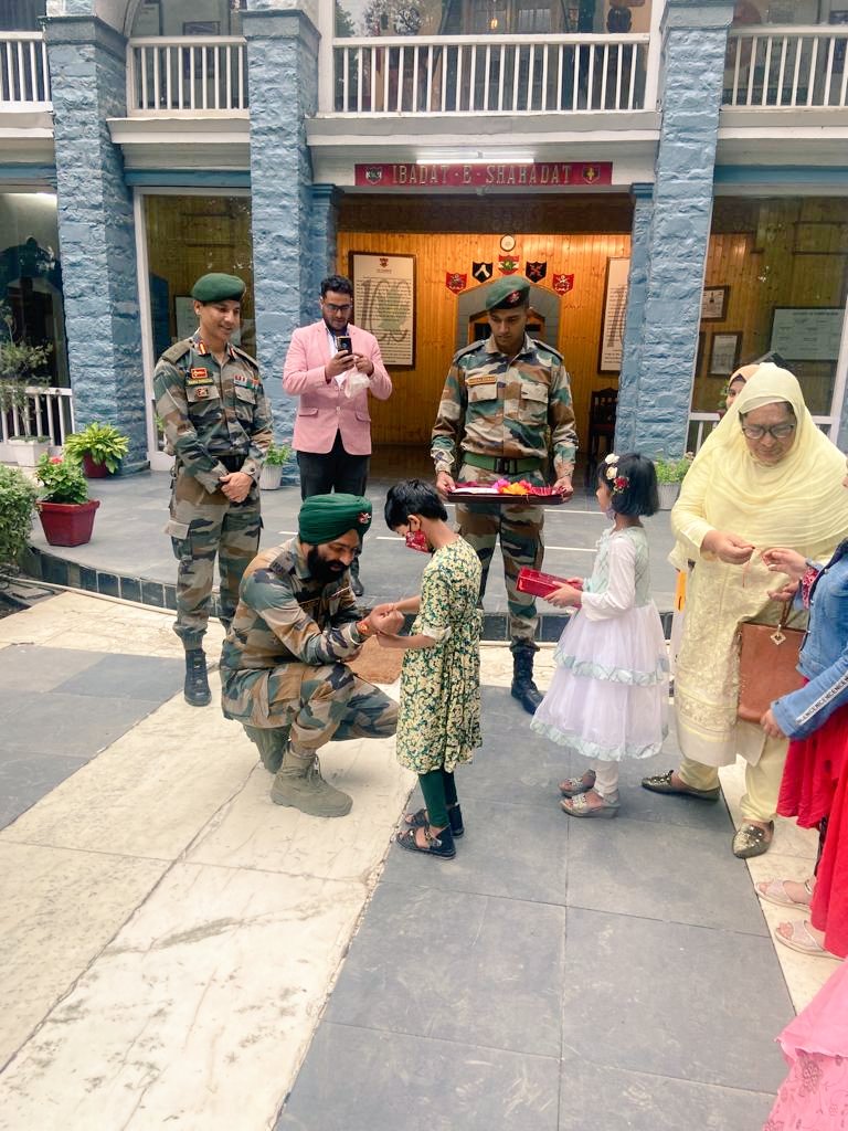 World_is_1_home's tweet photo. Pious Festival of Raksha Bandhan.... it's beyond Religion, Caste, Creed and Region. 
Indian Army forming new bonds.
#NayaKashmir #KashmirTabSeAbTak @ANI @danishnaseer414 @JavedBeigh @MirYanaSY @ChinarcorpsIA https://t.co/s0AhOgmHgT