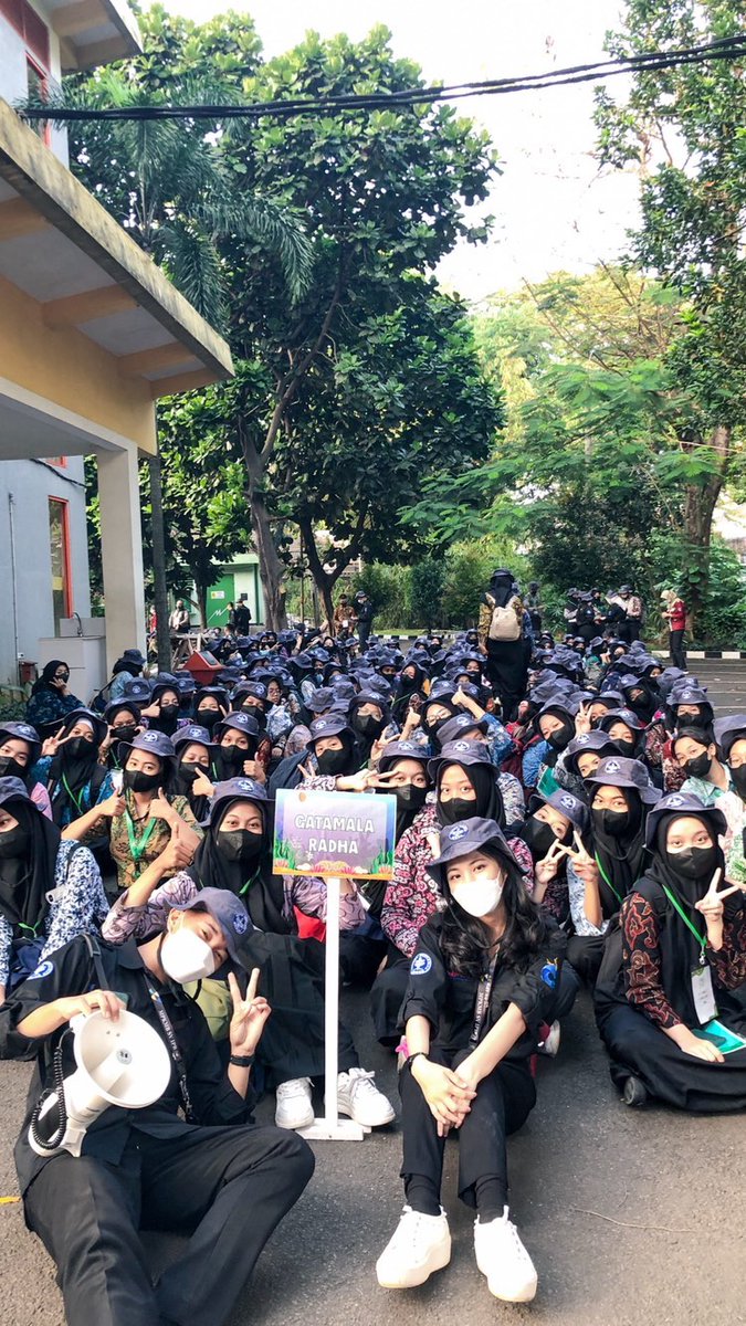 tfaurianaa's tweet photo. seruu banget bisa menjadi bagian dari gatamala radha, kaka-kaka pjps dan temen-temenya super duper baik bgt dan solid! 
sayang banget sama gatamala radha✨🖤
siapa kita? Radha!

#VOKASIIMPACT #MPKMB59SVIPB 
#IPBDIGDAYA 
#VOKASIJUARA  #TheGlimpeStoryofGatamalaAgrinawa https://t.co/4N70HCGEiF