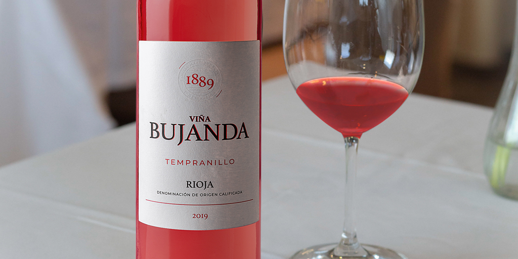 Para estos días veraniegos en los que parece que los vinos blancos son los únicos protagonistas en las mesas, recordamos que nuestro Viña Bujanda Tempranillo rosado es perfecto para los pescados y quesos suaves, pastas, arroces  y carnes blancas. ¿Te apetece pasarte al rosado?