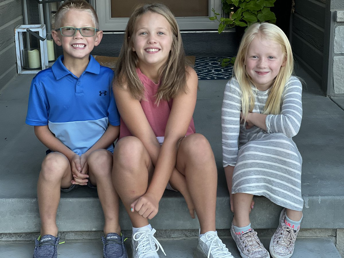 c8lin17's tweet photo. @AshburyElement1 are you ready for these three kiddos?!?! They are so excited to be back. Happy first day! @PLCSchools #PLCSProud https://t.co/5M8NBpMLV4