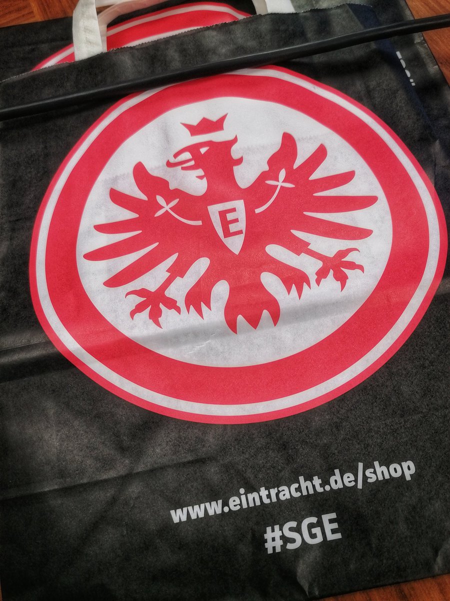 ObaveznoN's tweet photo. @ObaveznoN sa @IgorBrakus i @SmiljanBanjac četvrtak: Deda Moča @shurdaa iz Njemačke svratio nam da pričamo o MAXELL XL i doneo nam @Eintracht Frankfurt kićanke! 
↘️⬇️↙️
https://t.co/kJAdgp0D2l https://t.co/5RBuqTdPxk
