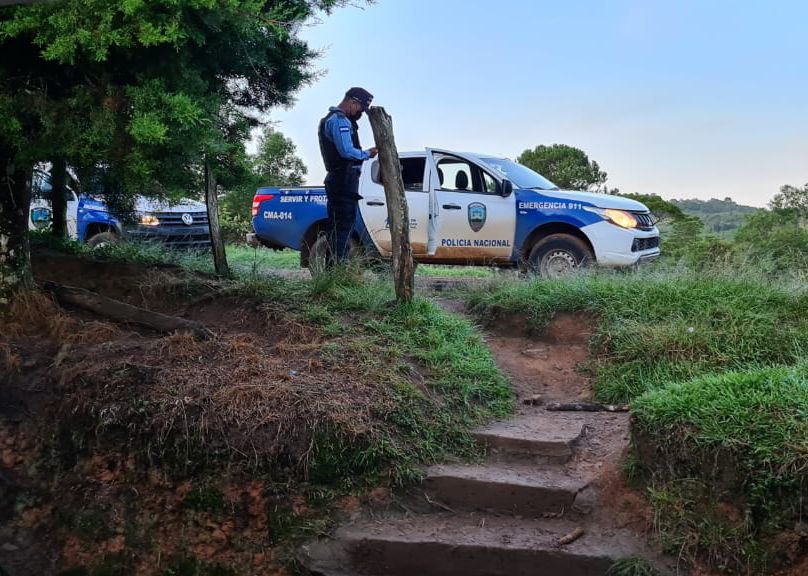 dpi_honduras's tweet photo. #RespuestaEficaz
A raíz de esclarecer hechos criminales suscitados en el territorio nacional, la DPI efectuó la captura de un sospechoso de haberle dado muerte el ciudadano Joaquin Vásquez García en la aldea #ElEncinal #Intibucá https://t.co/m5xrg9zHN0