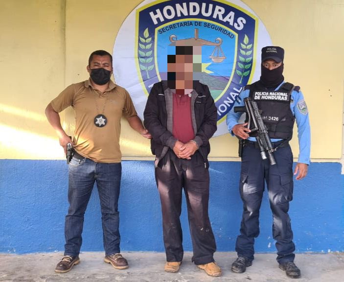 dpi_honduras's tweet photo. #RespuestaEficaz
A raíz de esclarecer hechos criminales suscitados en el territorio nacional, la DPI efectuó la captura de un sospechoso de haberle dado muerte el ciudadano Joaquin Vásquez García en la aldea #ElEncinal #Intibucá https://t.co/m5xrg9zHN0