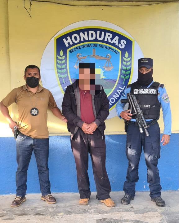 dpi_honduras's tweet photo. #RespuestaEficaz
A raíz de esclarecer hechos criminales suscitados en el territorio nacional, la DPI efectuó la captura de un sospechoso de haberle dado muerte el ciudadano Joaquin Vásquez García en la aldea #ElEncinal #Intibucá https://t.co/m5xrg9zHN0