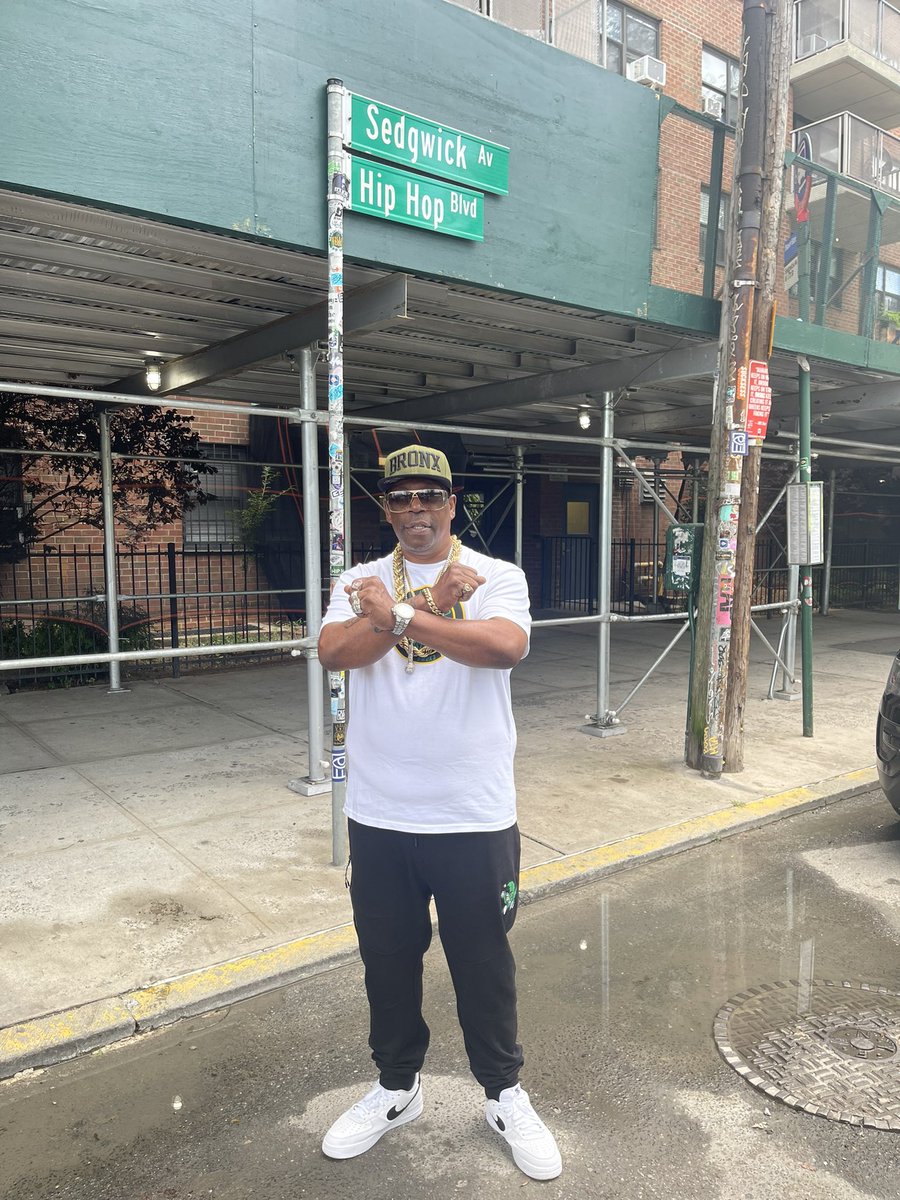 Spending Hip Hop's Birthday with the legendary <a href="/GrandmasterCaz/">GRANDMASTERCAZ</a> &amp; <a href="/MassAppeal/">MASS APPEAL</a> 🗽