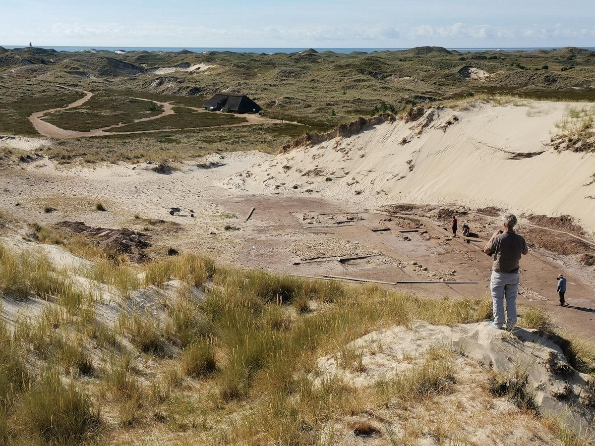 AFMOerling's tweet photo. Wir sind im Urlaub. Archäologen schlafen nicht. Toller Austausch mit den Kollegen auf #Amrum. Wir freuen uns auf den Bau unserer #Rekonstruktion eines eisenzeitlichen Langhauses. Die Arbeiten starten im Herbst" oder so 😜 #Langhaus #Archäologie #Ausgrabung https://t.co/7pX3OJNOLm