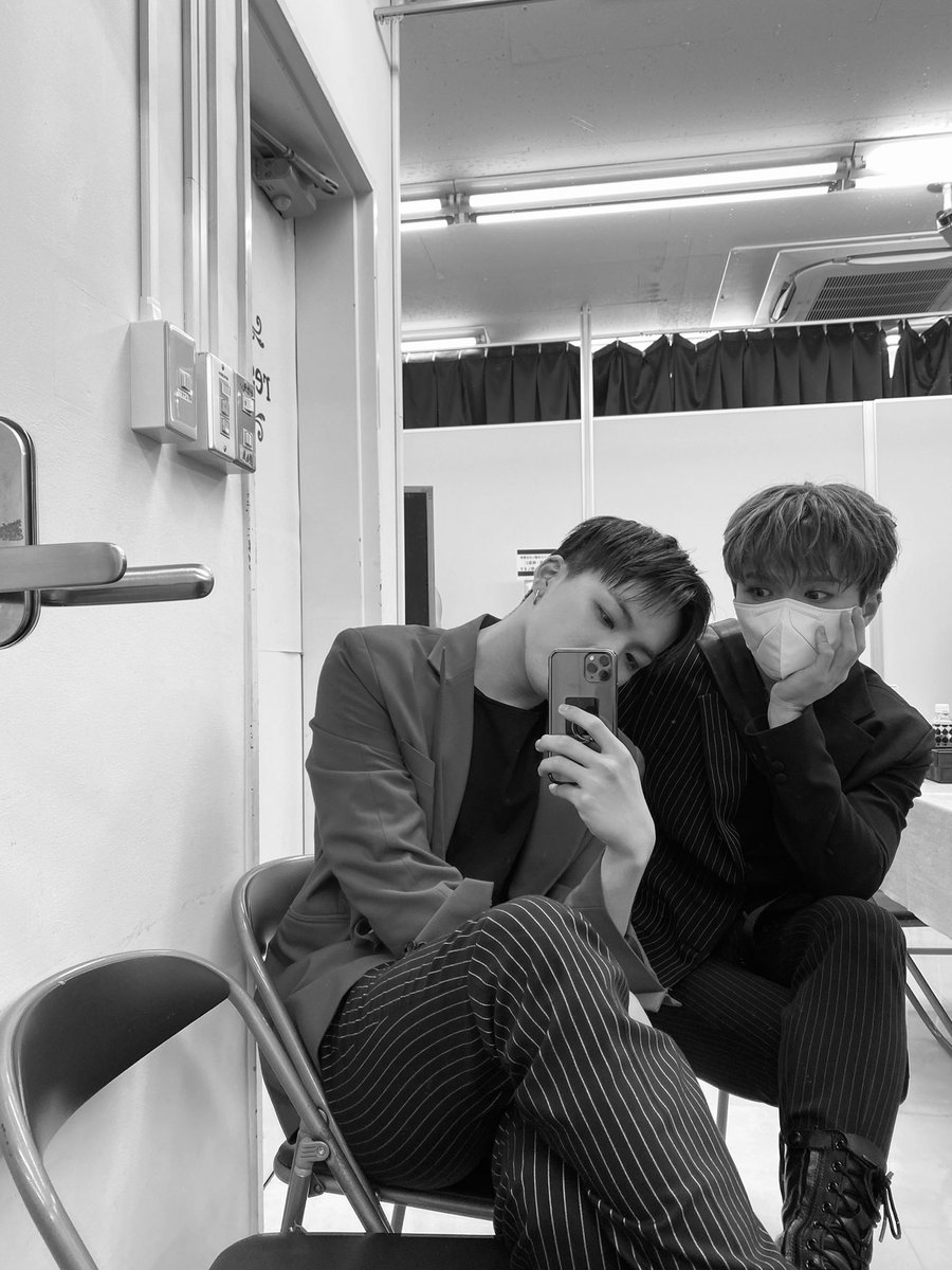DIA_CRUNCH's tweet photo. 깜짝 등장🤗🤗
#깜짝등장 #목요일 #여름 #디크런치
#현호 #현오 https://t.co/qE4xG4a4Os