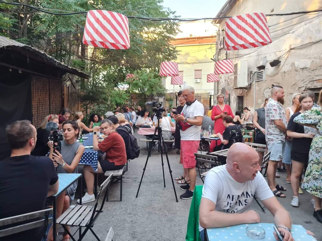 ProtivRata's tweet photo. Kao i prošlog puta, pripremamo razne gurmanluke ukrajinske kuhinje, a sav prihod i donacije biće uplaćeni za pomoć ukrajinskim izbeglicama u Srbiji.
Ukoliko znate da kuvate ili možete da služite jela ili pomognete na neki drugi način, javite nam se u DM.
#kcgrad https://t.co/ORtASGapFd