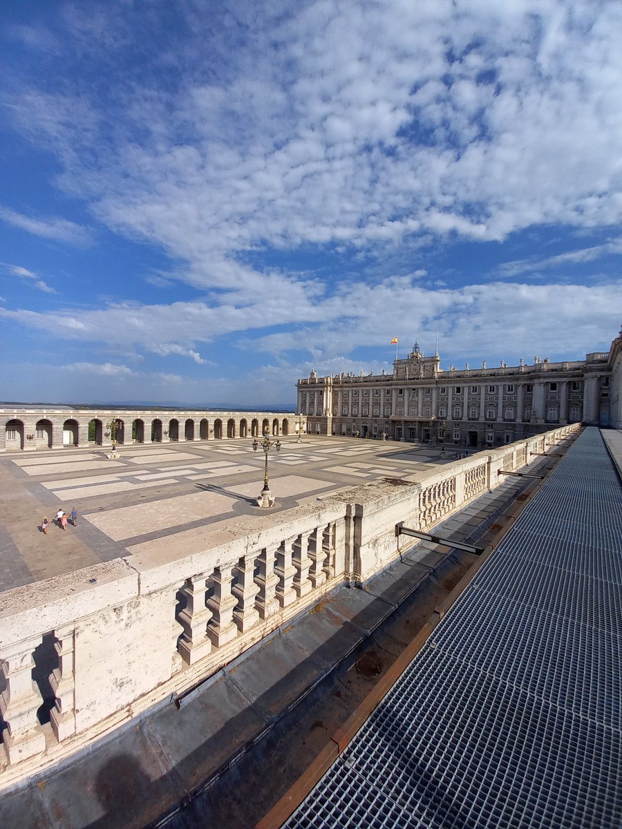 🏛️ ¿Sabías que el Palacio Real fue el “primer rascacielos” de #Madrid? 

¡Hoy hemos realizado un directo desde las alturas con nuestro arquitecto técnico Juan Manuel Rojo 🌇! 

👋 Un saludo para nuestros vecinos del <a href="/museoalmudena/">Museo Almudena</a>. ¡Dentro vídeo! 📺bit.ly/3doo5ju
