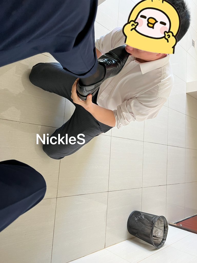 NickleS518's tweet photo. 跪舔很骚，还踩在马桶边给骚逼舔 https://t.co/uGkliQ7B4b