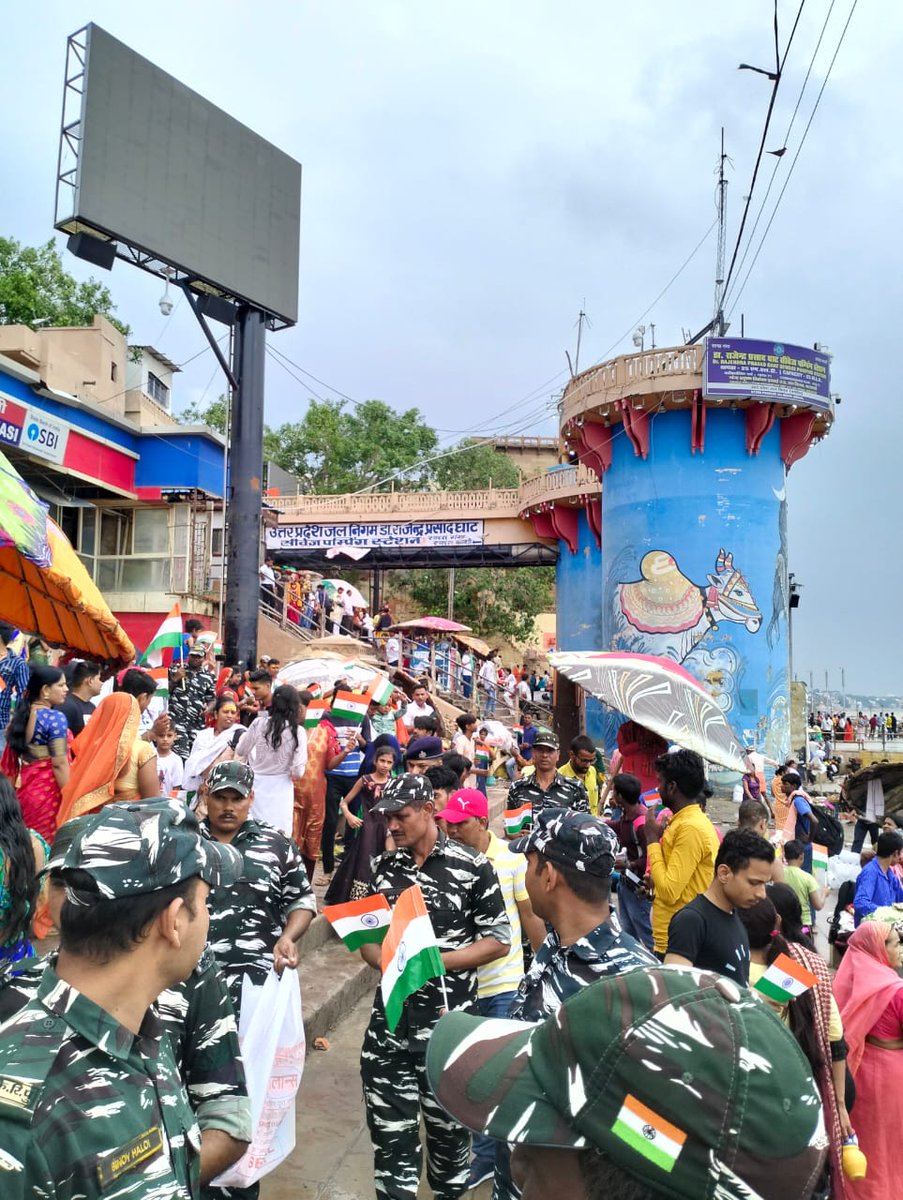 Today B/95 distributed 1000 national flags at Dashashwamedh ghat, prayagghat,rajendraghat,& Godowlia chowk areas of Varanasi under the theme 'HAR GHAR TIRANGA'@crpfindia @CSIGCRPF @NesHqr @RangeChandauli #HarGharTiranga #AzadiKaAmritMahotsav