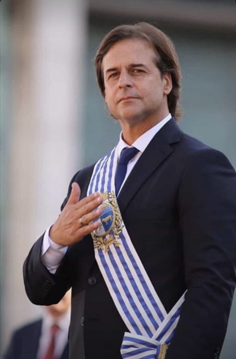 ESPACIOCUARENTA's tweet photo. ¡Feliz cumpleaños a nuestro Presidente  @LuisLacallePou! https://t.co/EOEGLFKgCC