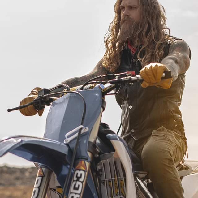 Afternoon folks. Its a Great Arvey, to go for a ride on my dirt bike.