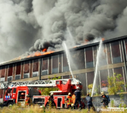 Il y a exactement trois ans, l'incendie d'un bâtiment abandonné à Beringen a coûté la vie à deux pompiers, Benni Smulders et Chris Medo.   Une commission d'évaluation a été créé  afin d'éviter autant que possible que des événements similaires ne se reproduisent à l'avenir.