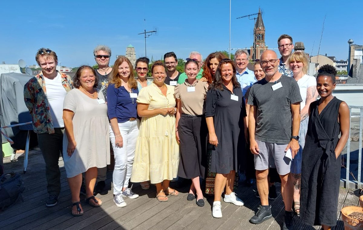 ehrenamtessen's tweet photo. Gestern haben wir Freiwilligenagenturen aus dem gesamten Ruhrgebiet in Essen zu Gast gehabt. 
Der Austausch ist wichtig, denn wie wir im Ruhrgebiet leben und uns engagieren endet nicht an den Stadtgrenzen. 
#freiwilligenagenturen #essen #unperfekthaus #engagement #ehrenamt https://t.co/Mo5r6RgtPG