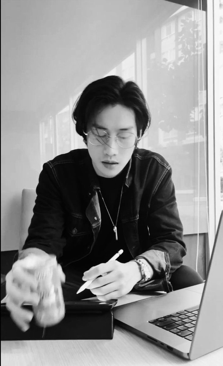 Oweni_Ie's tweet photo. Going out with my boyfriend today😼 look at him studying so cute!!!☺️☺️ https://t.co/q12BwwsN3W