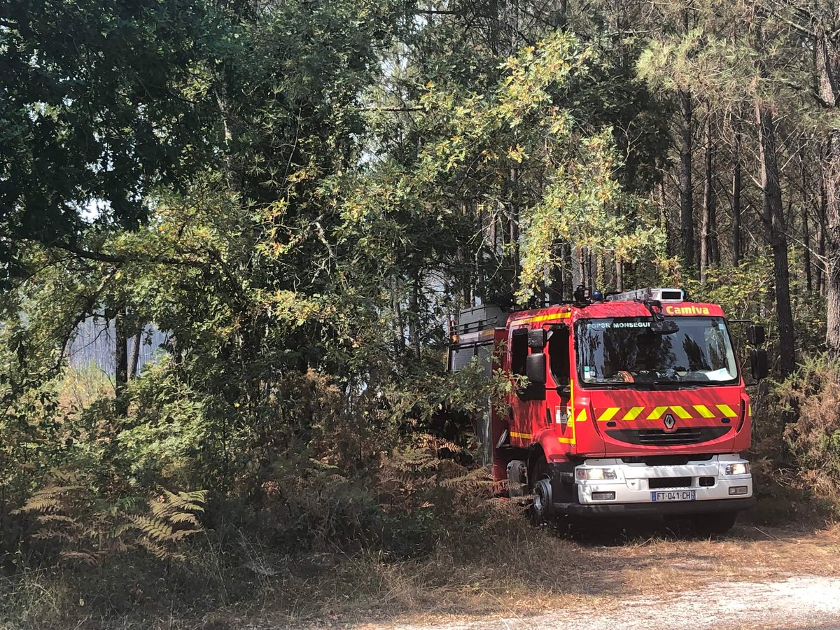 lousaubade's tweet photo. Les pompiers luttent sans relâche contre la reprise des feux. Les bénévoles sont en nombre, dont une grande partie d'agriculteurs venus en renfort. La solidarité s'organise autour de #Landiras. #incendie https://t.co/0fuU7A4tuq