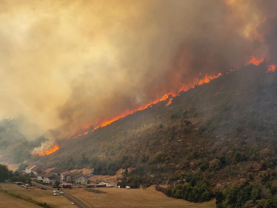 Le feu se rapproche de Menouille situé à un kilomètre du barrage de Vouglans #incendie #Jura