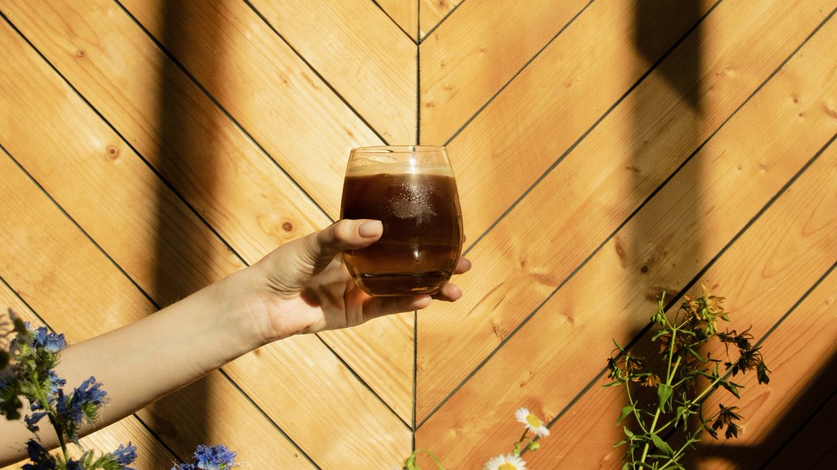 A Thursday fanfare is in order for our new Nepalese Everest coffee pod! We've squeezed the best of our Nepal Vintage beans into a pod -pressed the espresso shot into glass, filled with ice and drizzled with a little vanilla syrup to give it that extra refreshing kick.