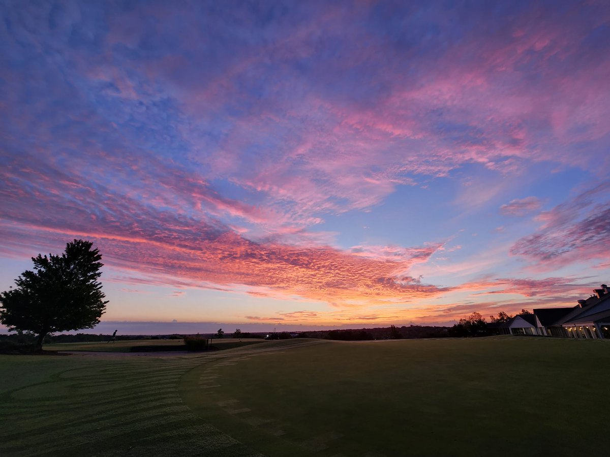 riveroaksedmond's tweet photo. Morning Motivation ✨⛳✨

#RiverOaksGolf #PlayRelaxBelong #GolfCourseSunrise https://t.co/uBSxWg9UDg