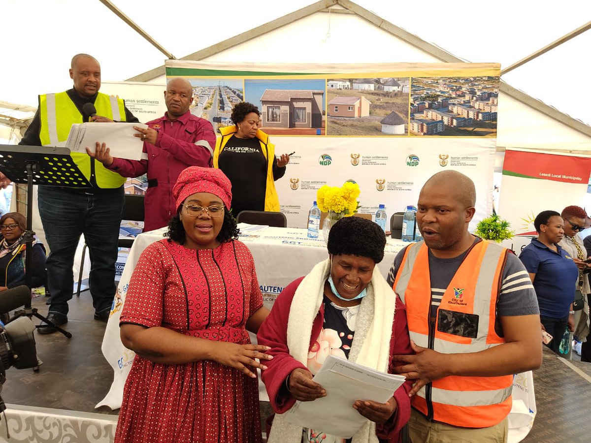 the_hda's tweet photo. Minister of Human Settlements Mmamoloko Kubayi, and the MEC of Human Settlements in Gauteng Lebogang Maile handed over title deeds at the Impumelelo Sports Ground, Devon.
#HousingTheNation #PresidentialImbizoBuildUp #HSProjects #HDAatWork #TheHDA https://t.co/iGIuS3d1Wc