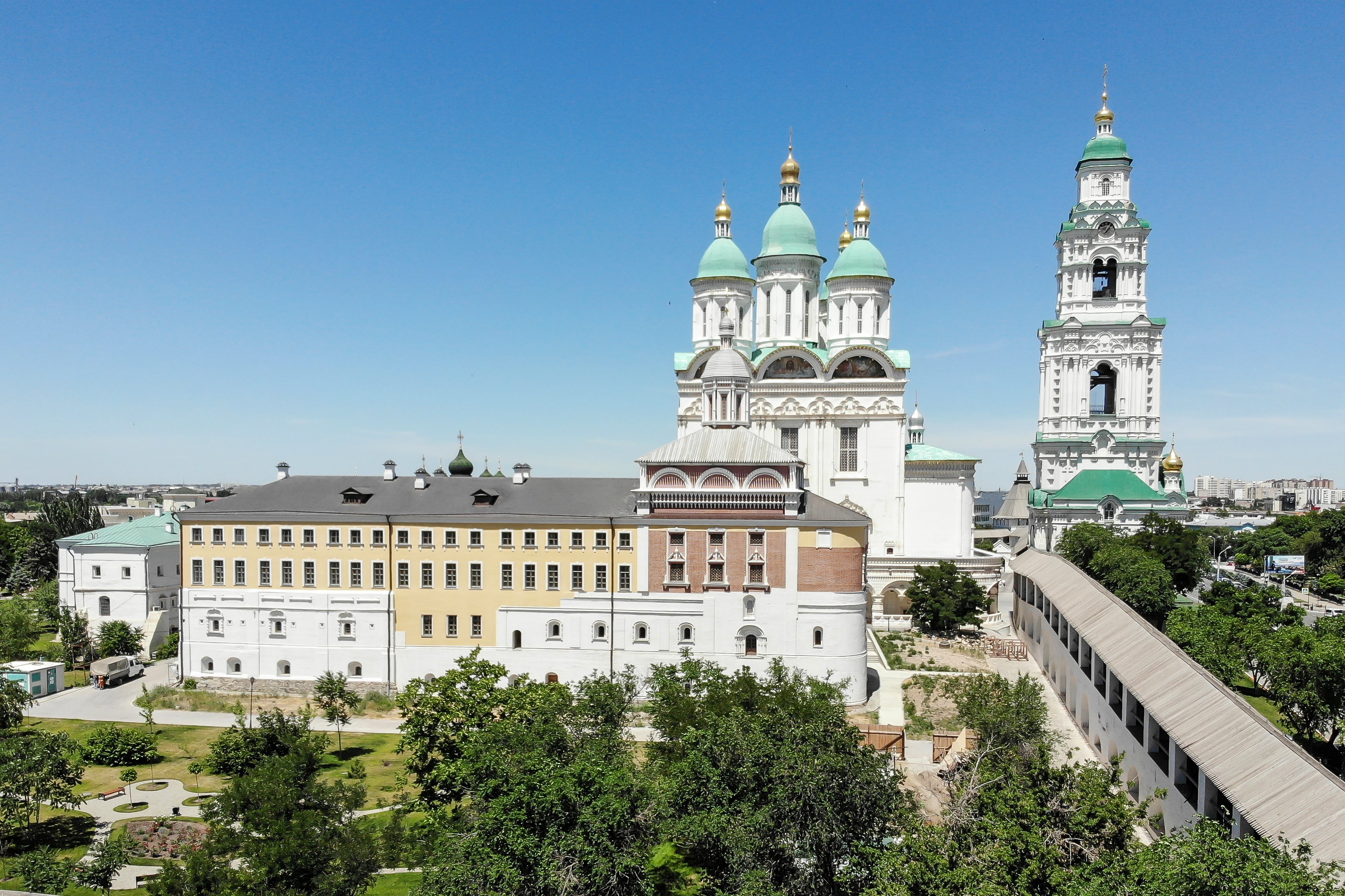 Кремль Астрахань на белом фоне