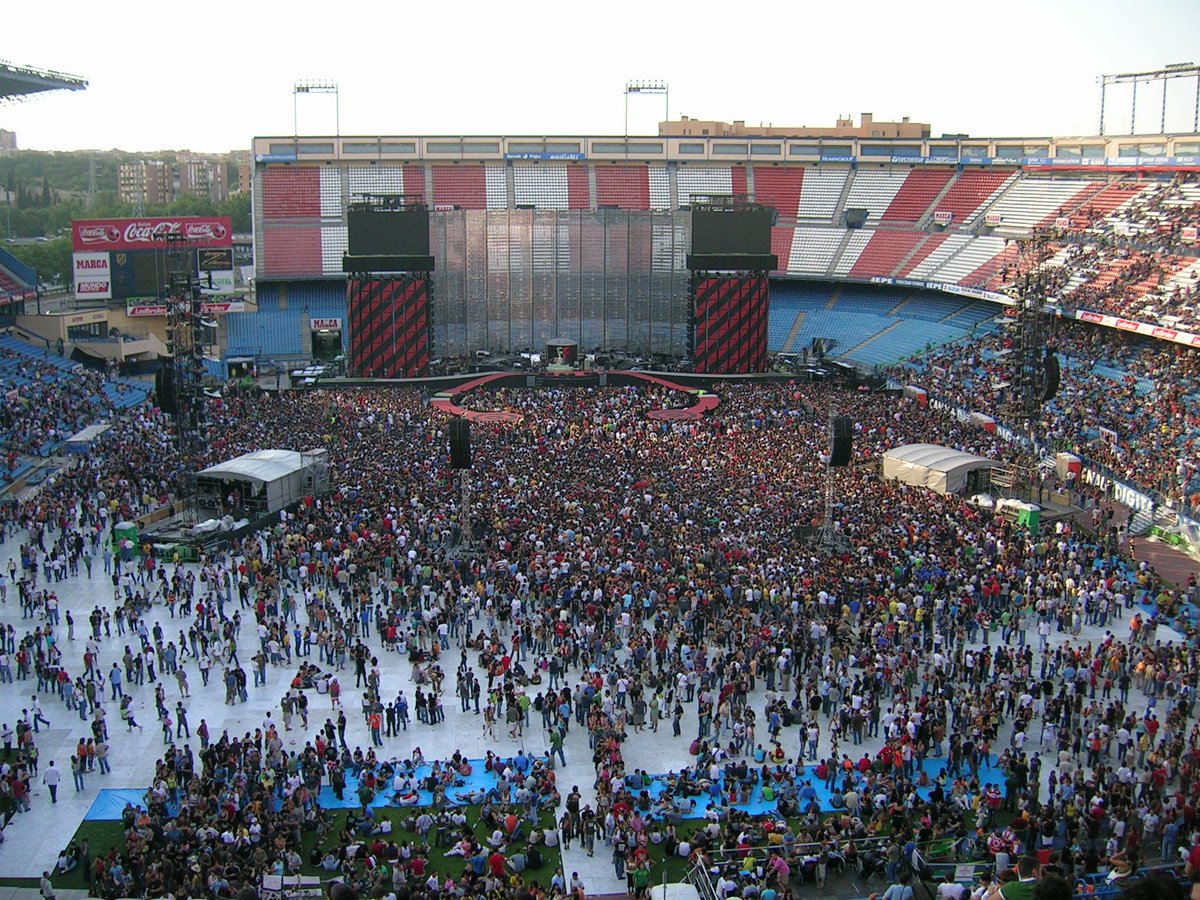 U2Valencia's tweet photo. Este era el aspecto del desaparecido Estadio Vicente Calderón de #Madrid previo al último show de #U2 en #España durante la gira #VertigoTour 
Teloneros: @KaiserChiefs y @franzferdinand 
11 de Agosto de 2005 https://t.co/sga6KxDevP