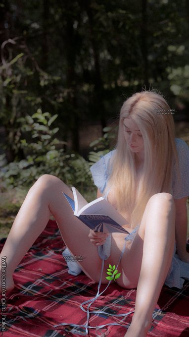 POV: you found naked girl in a forest randomly reading a book https://t.co/Hpxju1zxNK
