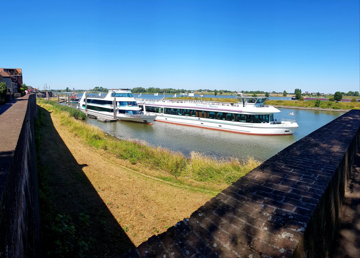 Druk in Woerkum vandaag. De Gorinchem 8 van <a href="/vdriveer/">Riveer</a>, de James Cook van @spido_rotterdam (NB opgeschort account!) en Partyschip "Marlina" kwamen vrijwel gelijktijdig aan.