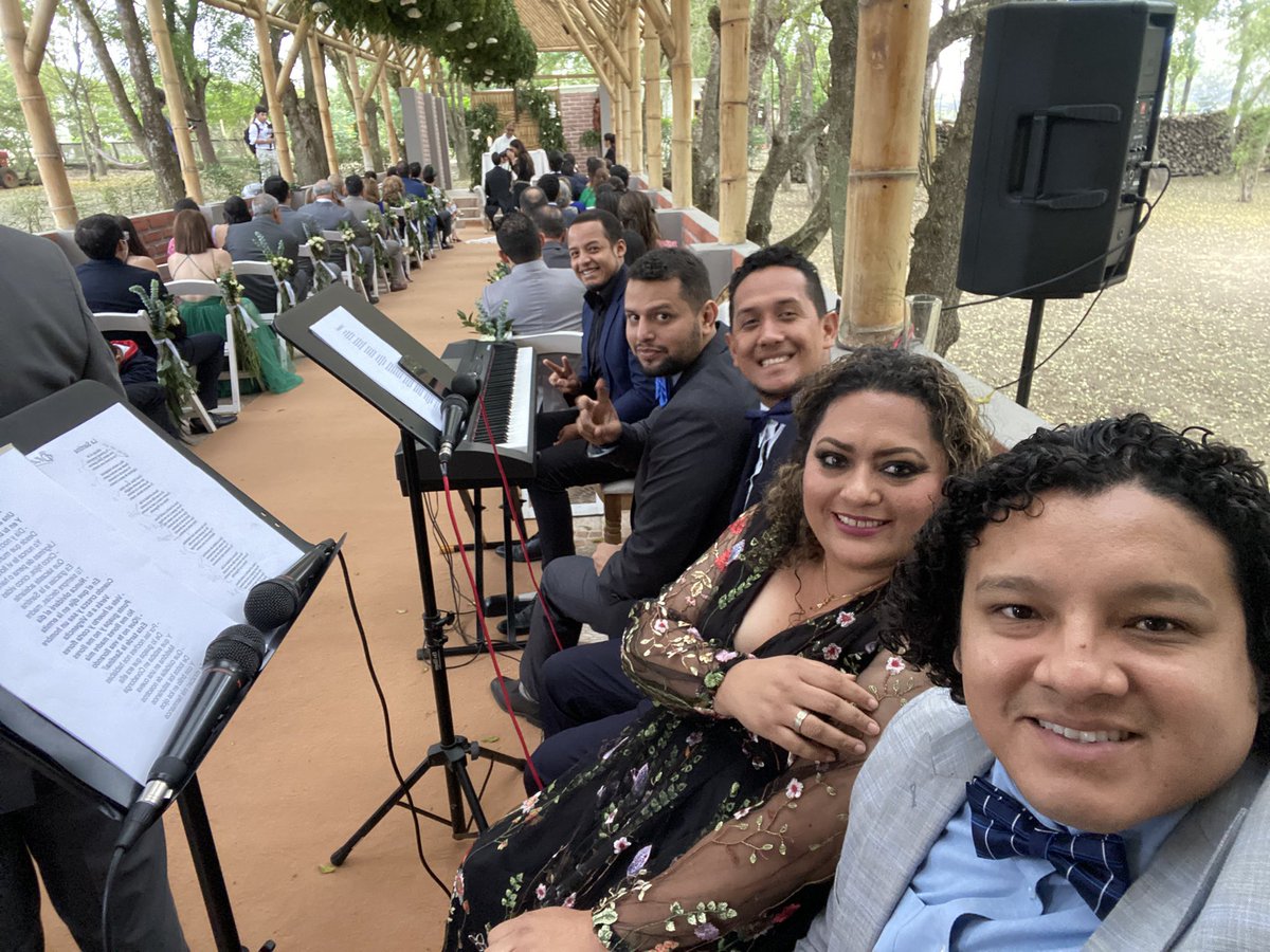 Grupo Le Voci siendo parte de emotivos eventos. Boda!!!!