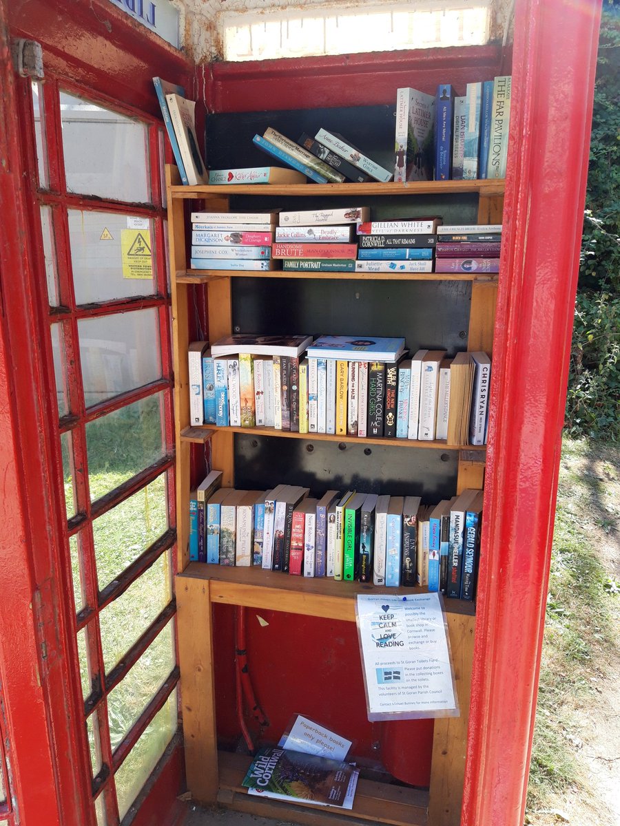 The sign says possibly the smallest library in Cornwall and I'm inclined to agree 😂