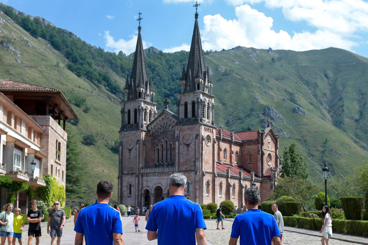 RealOviedo's tweet image. 💙 La primera plantilla, encabezada por Jesús Martínez, participa en la tradicional visita al Real Sitio de Covadonga 💙

#RealOviedo 🔵⚪️