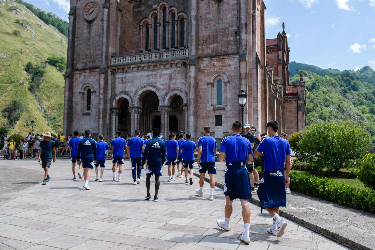 RealOviedo's tweet image. 💙 La primera plantilla, encabezada por Jesús Martínez, participa en la tradicional visita al Real Sitio de Covadonga 💙

#RealOviedo 🔵⚪️