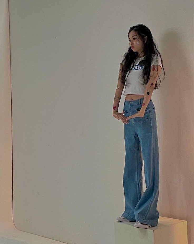 eisnymphe's tweet photo. Miss Yeeun, are you sure you’re only 166cm instead of >175cm??
#TalkingabtGoldenProportion #ReturnoftheFashionQueenWhen
#CLC #씨엘씨 #Yeeun #장예은 #예은 https://t.co/3RpNs8stnO