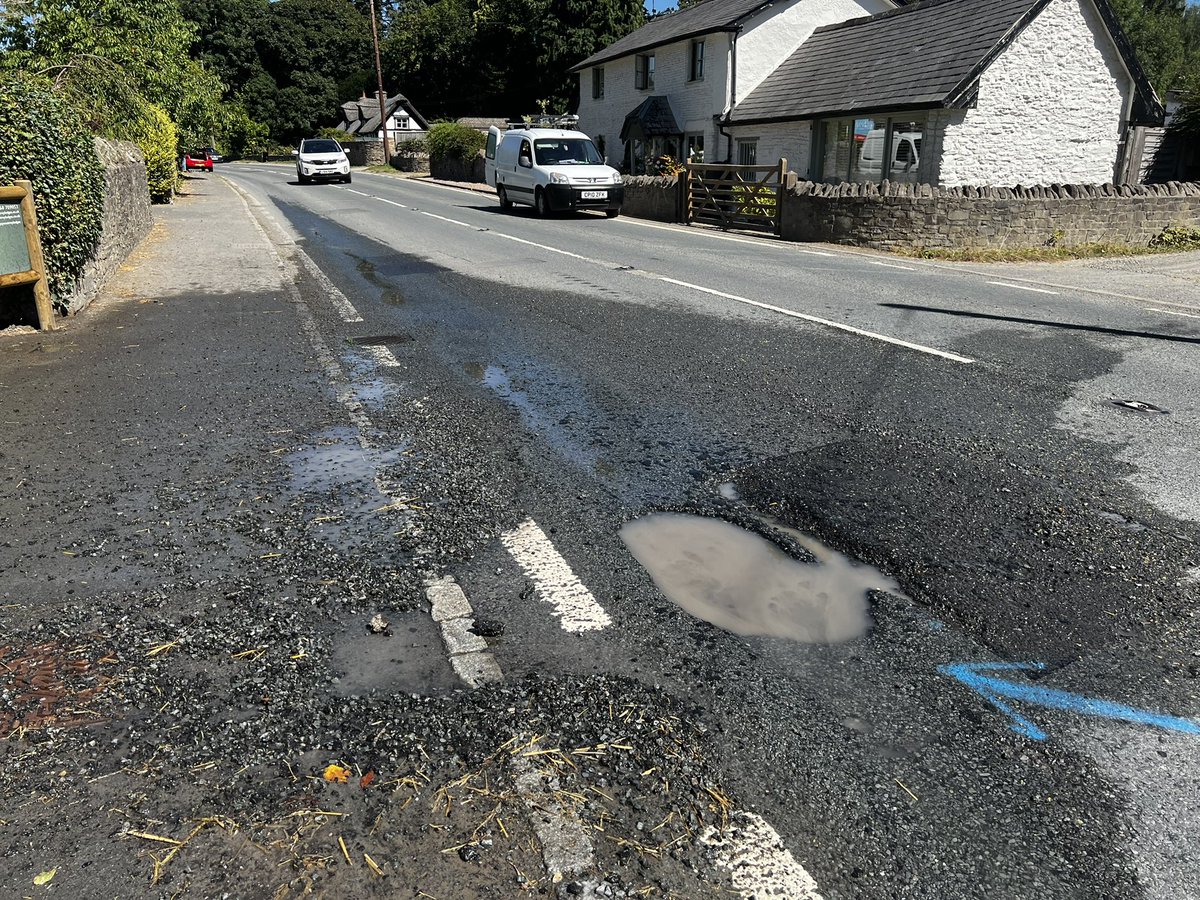 8Hannah6's tweet photo. @DwrCymru terrible sinkhole caused by faulty water pipes on A4110 - HR6 9ST Caused my car to get a flat tire today with two kids in the car. So dangerous and no road markings!!! https://t.co/5ljxlxD2Tl