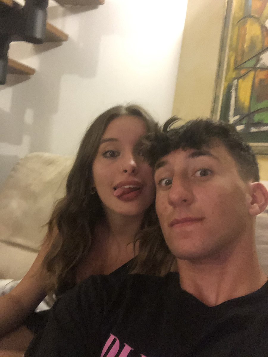 GiuggiolaL's tweet photo. oltre al pelato ce ne ho anche uno gay😍 https://t.co/hzzHNG0Njy