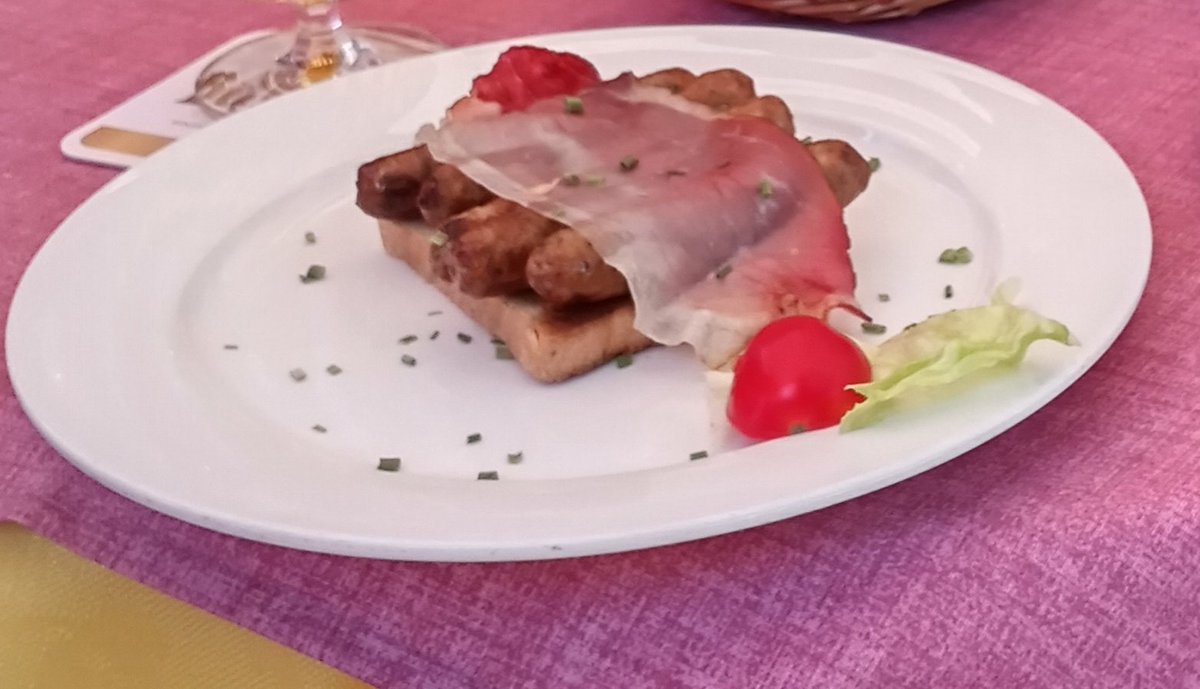 IdaSoolsma's tweet photo. @he_peter 4 kleine braadworsten op 1 stukje toast ,sla en tomaat stelde ook niets voor! €12,50 #Cochemduitsland https://t.co/rGbplyXThc