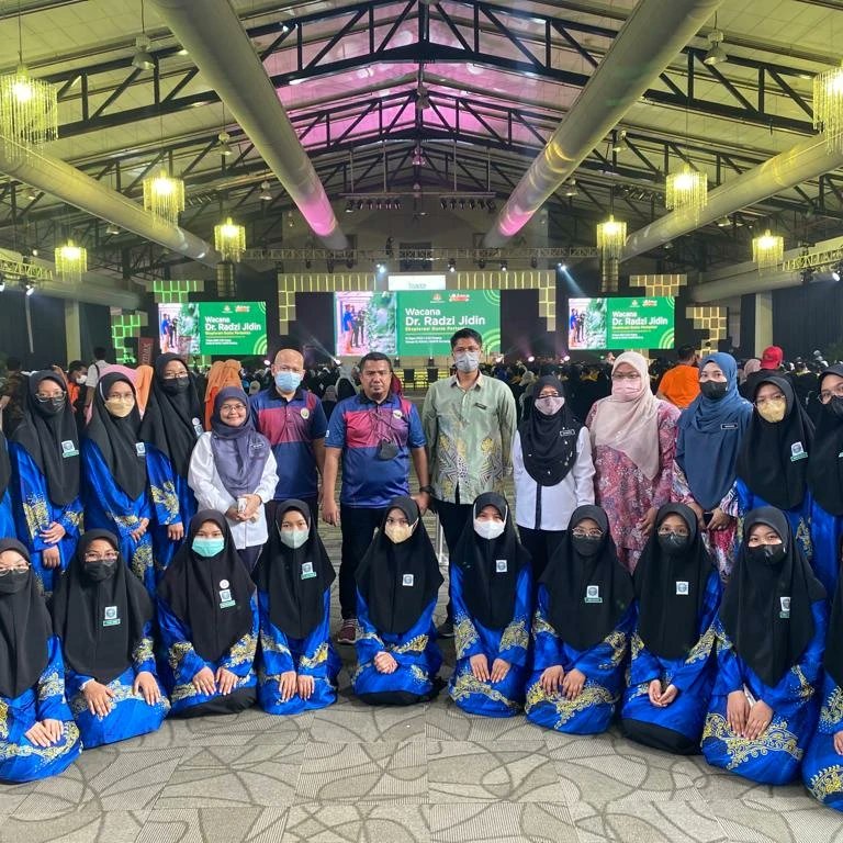 MelakaLpp's tweet photo. 1️⃣1️⃣✅️0️⃣8️⃣✅️2️⃣0️⃣2️⃣2️⃣

PROGRAM PENYERAHAN KIT PERTANIAN PROJEK MYGREEN TEAM diPavilion Kluster Agro-Edutainment Sempena MAHA 2022 jam 2.30 petang di Hall A, MAEPS Serdang, Selangor.
Tahniah kepada Sekolah Menengah Teknik Bukit Piatu dan PPK Melaka Tengah selaku PPK MENTOR. https://t.co/srAtAti5dn
