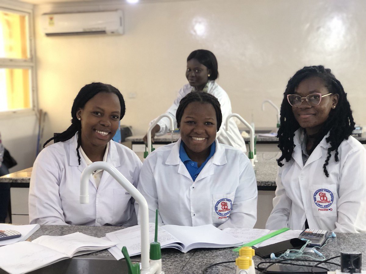 gpsa_knust's tweet photo. We can't have GPSA Thursday without our GPSA lab coats!🥼🧪⚗️
Our project students and first years are looking very smart this afternoon.👨🔬👩🔬😍
#GPSAFacultyWeek https://t.co/qTSNtotrbB
