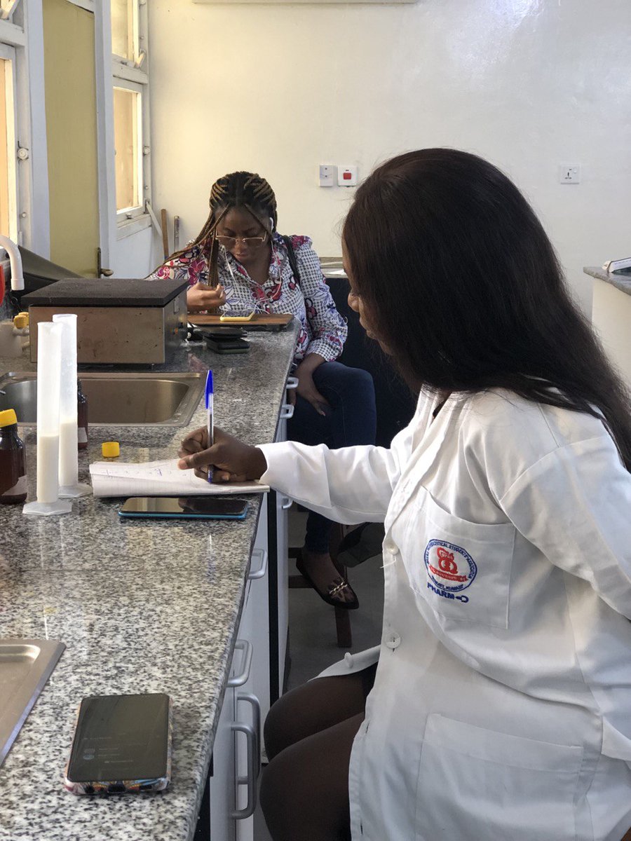 gpsa_knust's tweet photo. We can't have GPSA Thursday without our GPSA lab coats!🥼🧪⚗️
Our project students and first years are looking very smart this afternoon.👨🔬👩🔬😍
#GPSAFacultyWeek https://t.co/qTSNtotrbB