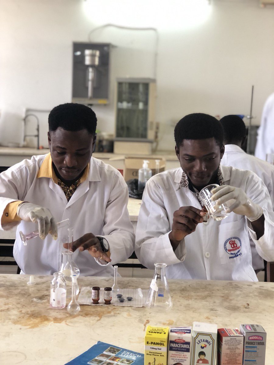 gpsa_knust's tweet photo. We can't have GPSA Thursday without our GPSA lab coats!🥼🧪⚗️
Our project students and first years are looking very smart this afternoon.👨🔬👩🔬😍
#GPSAFacultyWeek https://t.co/qTSNtotrbB