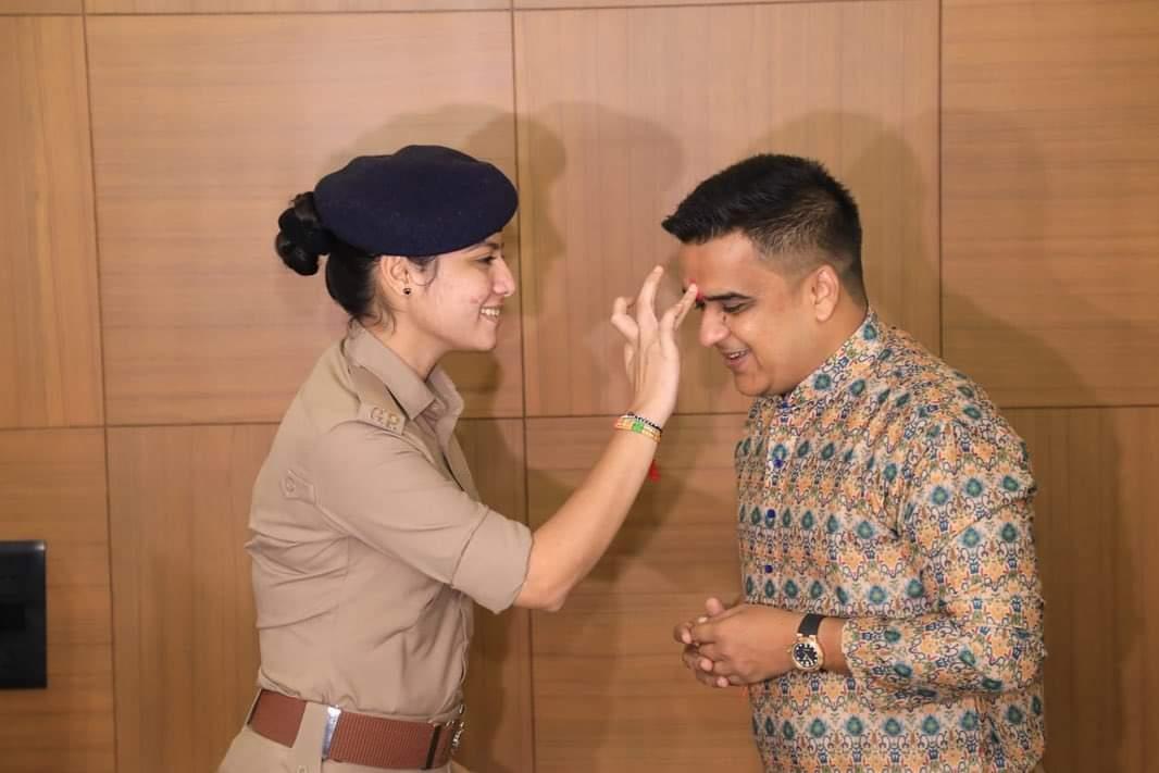 Amreli_Police's tweet photo. માનનીય ગૃહરાજ્યમંત્રી શ્રી હર્ષભાઈ સંઘવીએ મહિલા પોલીસની સાથે ઉલ્લાસભેર રક્ષાબંધન પર્વની ઉજવણી કરી અને તિરંગાનું વિતરણ કરીને સૌને રક્ષાબંધન સાથે દેશભક્તિના બંધનથી પણ જોડ્યા. @sanghaviharsh https://t.co/2GnT4l2Mcx