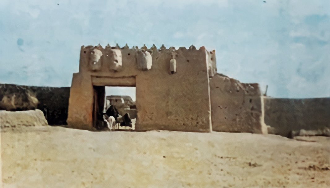 LIVE_Ahsa's tweet photo. دروازة آل ملحم قبل هدمها في السبعينات

وثّقت المادة الأولى من نظام الجمارك القديم ولائحته التنفيذية الصادرة برقم 425 وتاريخ 1372/3/5هـ (دروازة آل ملحم ) باسم: باب الملحم ص27 ،
واعتبرته مركزاً جمركياً برياً قبل هدم أسوار الأحساء وبواباتها في سبعينات القرن الماضي . https://t.co/JiiNYXERRG